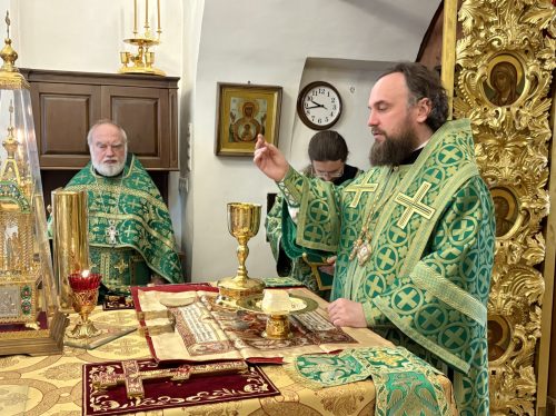 Митрополит Арсений совершил Литургию в храме Живоначальной Троицы в усадьбе Свиблово