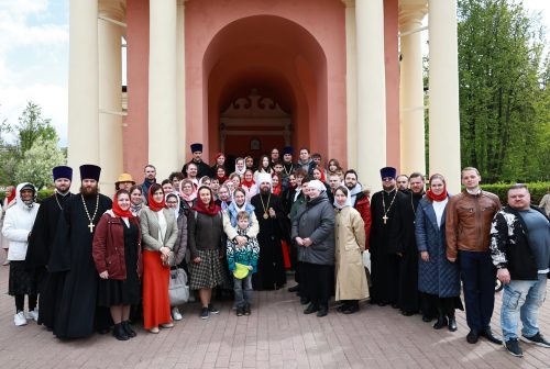 В субботу Светлой седмицы митрополит Арсений совершил молодёжную Божественную литургию в храме Живоначальной Троицы в Усадьбе Свиблово
