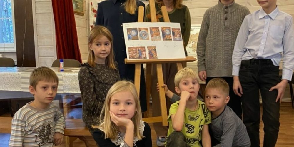 Ученики школы №709 побывали в гостях в храме Успения Пресвятой Богородицы в Архангельском-Тюрикове, посетив открытое занятие воскресной школы и мастер-класс