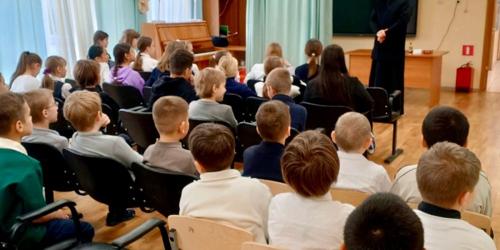 Клирик храма святых мучеников Адриана и Наталии в Бабушкине провел урок ученикам школы №1537