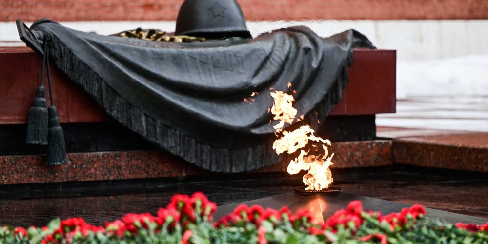 Архиепископ Егорьевский Матфей принял участие церемонии в возложения венка к могиле Неизвестного солдата в Александровском саду у стен Московского кремля