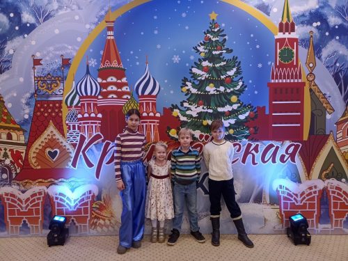 Дети сотрудников храма святых равноапостольных Мефодия и Кирилла в Ростокине побывали на Патриаршей Елке