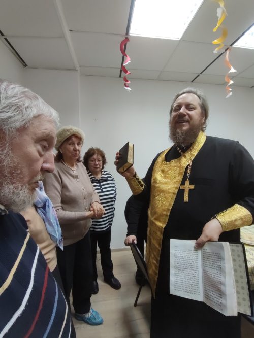 Клирик храма иконы Божией Матери «Нечаянная Радость» совершил Таинства Исповеди, Причастия и Соборования в помещении местной районной организации инвалидов «Марфино»