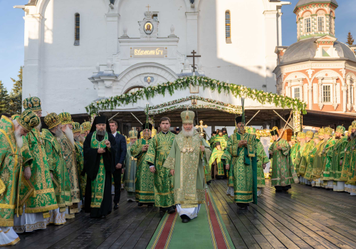 В канун праздника обретения мощей преподобного Сергия Радонежского митрополит Арсений сослужил за всенощным бдением Святейшему Патриарху Кириллу в Троице-Сергиевой лавре