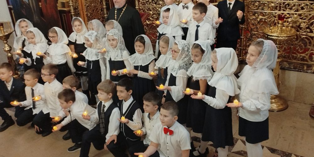 Колядки и песни о Рождестве исполнили школьники в храме Покрова Пресвятой Богородицы в Медведкове