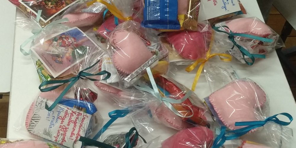 Подростки воскресной школы при храме святителя Николая Чудотворца в Отрадном подготовили подарки к Рождеству для участников СВО