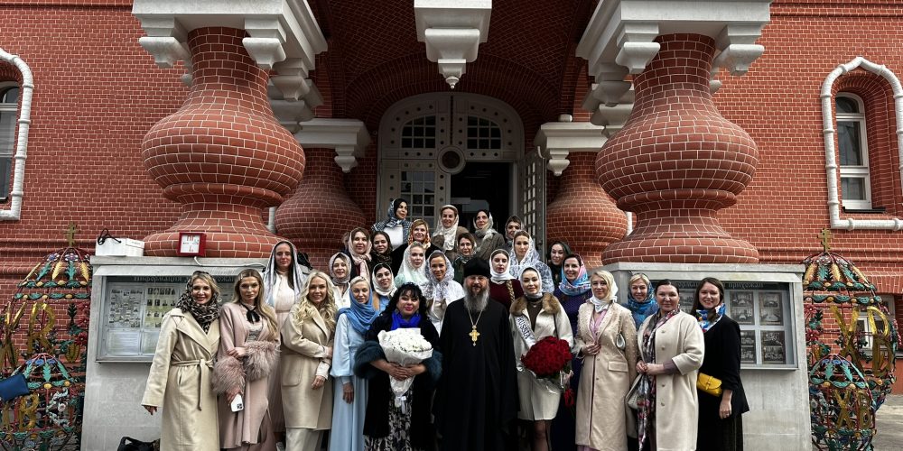 Молебен для участниц конкурса «Миссис Москва 2025» в храме Живоначальной Троицы при бывшем приюте Бахрушиных