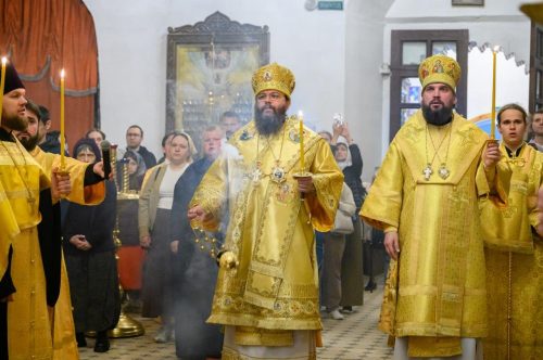 В канун празднования Собора Псковских святых митрополит Арсений сослужил за всенощным бдением в Свято-Троицком кафедральном соборе Пскова