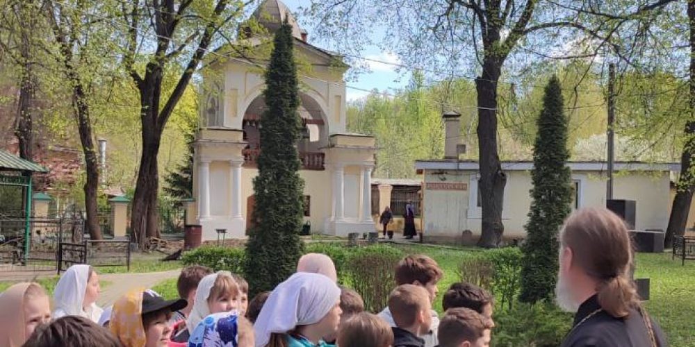 Ученики 4-х классов школы 709 побывали с экскурсией в храме Владимирской иконы Божией Матери в Виноградове