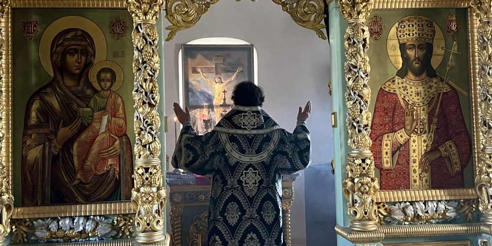 Митрополит Арсений совершил Литургию Преждеосвященных Даров в храме Живоначальной Троицы в Усадьбе Свиблово