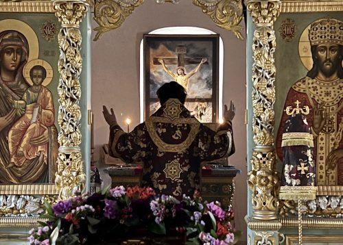 Митрополит Арсений совершил Литургию Преждеосвященных Даров в храме Живоначальной Троицы в Усадьбе Свиблово