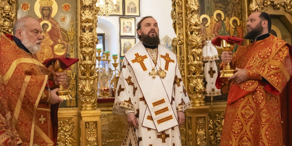 В день Радоницы митрополит Арсений совершил Божественную литургию в храме Живоначальной Троицы в Усадьбе Свиблово