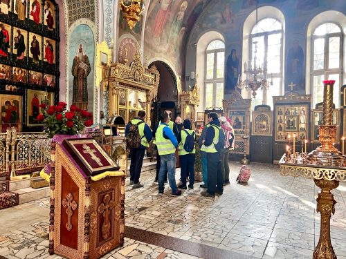 В храме святых мучеников Адриана и Наталии в Бабушкине провели экскурсию для велопутешественников