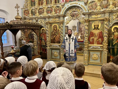 Митрополит Арсений совершил детскую Божественную литургию в храме Живоначальной Троицы в Усадьбе Свиблово