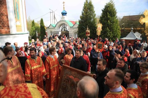 Братия и прихожане храма Покрова Пресвятой Богородицы в Медведкове приняли участие в крестном ходе, который ежегодно устраивается во Гжели