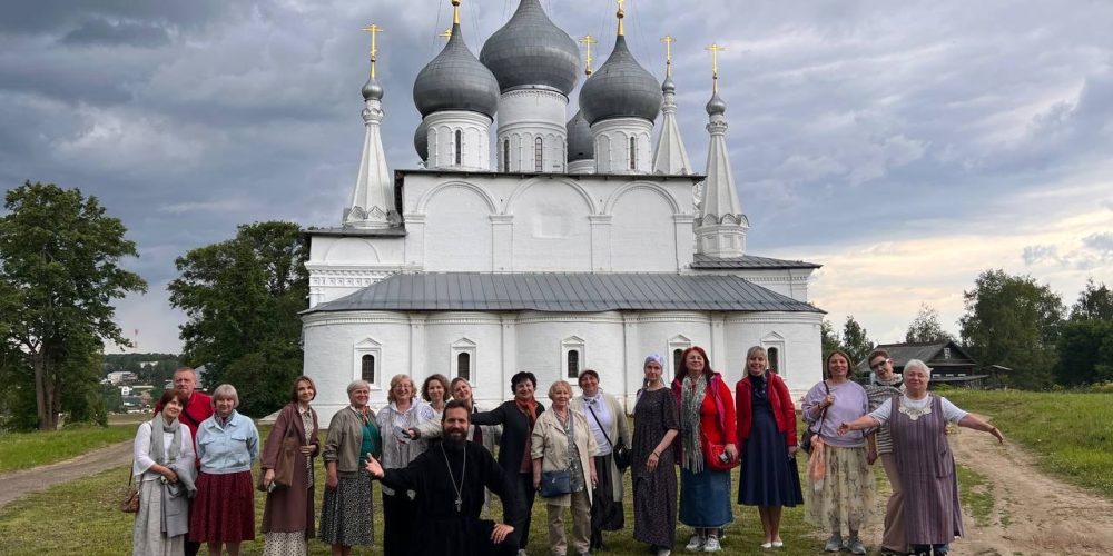 Прихожане храма Ризоположения в Леонове совершили паломничество ко Святыням Романова-Борисоглебска
