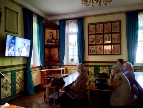 В рамках программы «Московское долголетие» при храме святых мучеников Адриана и Наталии в Бабушкине прошла очередная встреча членов Киноклуба