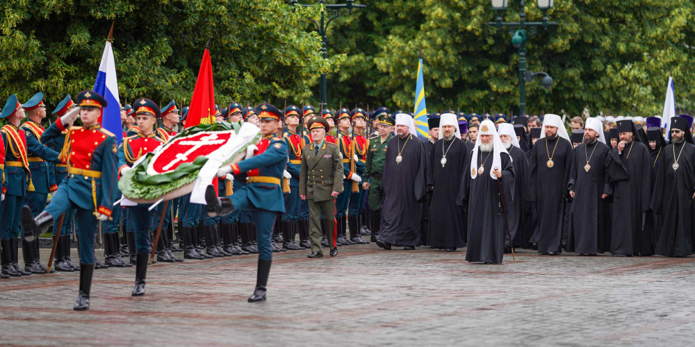 В День памяти и скорби Святейший Патриарх Кирилл возложил венок к могиле Неизвестного солдата у Кремлевской стены