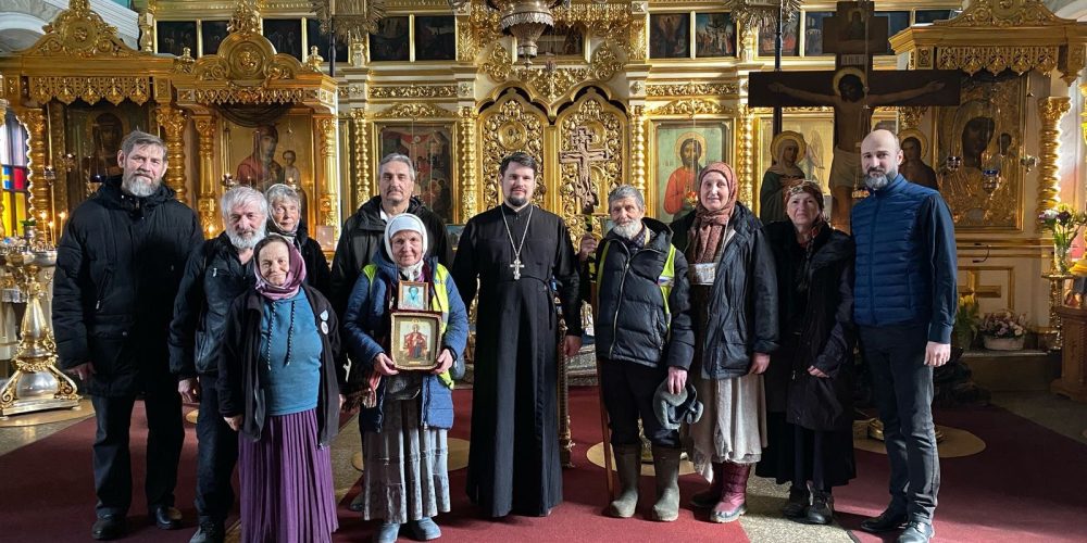Храм Рождества Пресвятой Богородицы во Владыкине посетили паломники из Архангельска