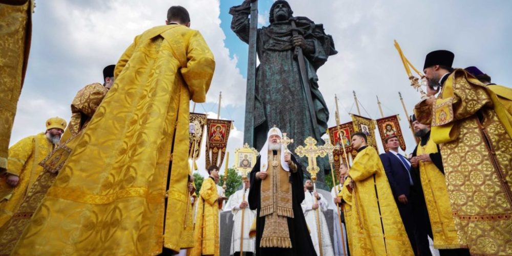 Управляющий Cеверо-Восточным викариатством сослужил Предстоятелю Русской Церкви за молебном у памятника равноапостольному князю Владимиру на Боровицкой площади