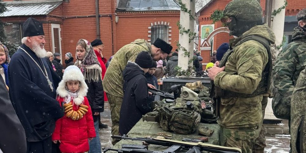 Масленичные гуляния с участием казаков прошли на территории храма Рождества Пресвятой Богородицы во Владыкино