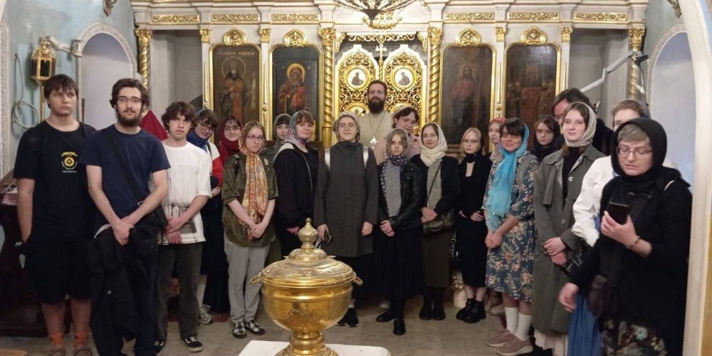 Религиоведы из РГГУ посетили храм Ризоположения в Леонове