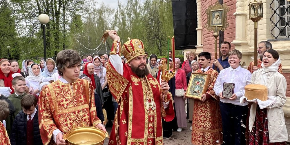 В Светлую Среду митрополит Арсений совершил Божественную литургию в храме Живоначальной Троицы в Усадьбе Свиблово