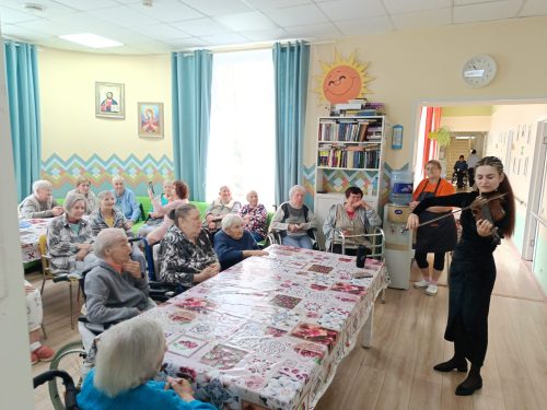 Храм Живоначальной Троицы в усадьбе Свиблово организовал концерт для проживающих в центре для пожилых людей «Вторая молодость»