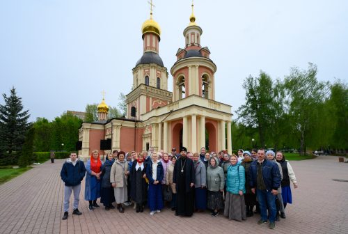 Паломники из Великого Новгорода поздравили митрополита Арсения с годовщиной архиерейской хиротонии и посетили усадьбу Свиблово