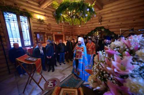 Митрополит Арсений совершил Божественную литургию в храме в честь Иверской иконы Божией Матери Патриаршего подворья — храма Собора новомучеников и исповедников Российских в Бабушкине