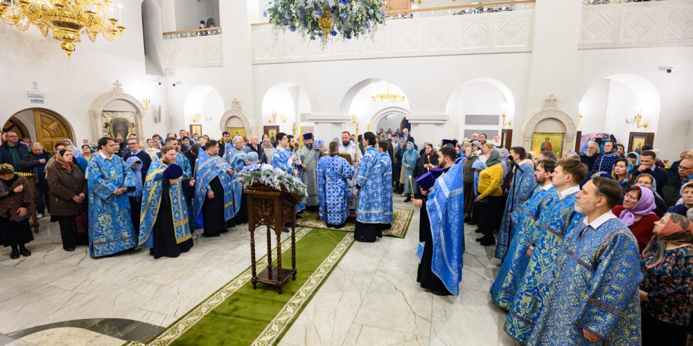 Накануне престольного праздника митрополит Арсений возглавил всенощное бдение в храме Казанской иконы Божией матери в Лосиноостровской