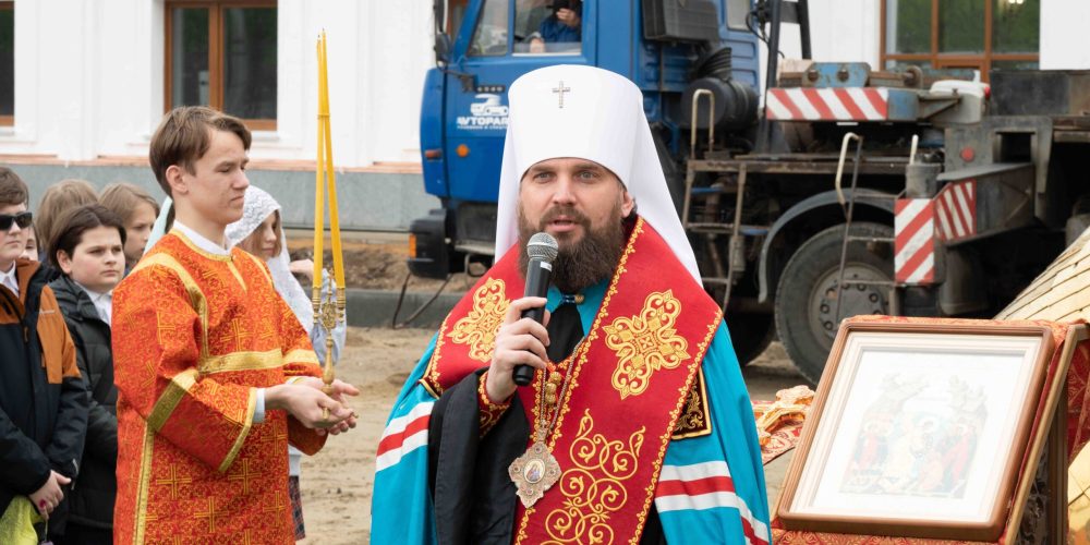 Митрополит Арсений возглавил чин освящения креста на здание Духовно-просветительского центра при храме Успения Пресвятой Богородицы в Останкине, на Березовой аллее