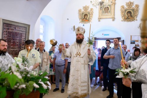 В канун праздника Вознесения Господня митрополит Арсений возглавил всенощное бдение в храме Живоначальной Троицы в усадьбе Свиблово
