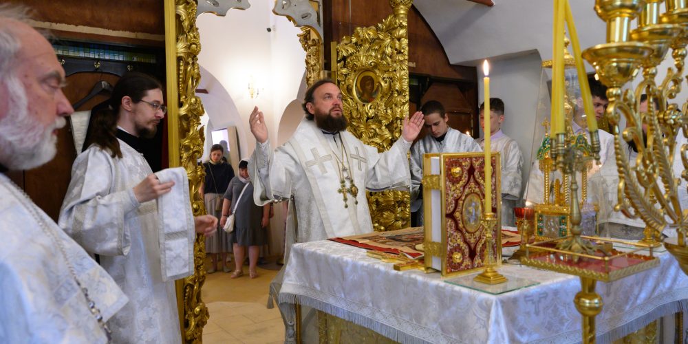 Митрополит Арсений совершил Литургию и панихиду в Троицкую родительскую субботу в храме Живоначальной Троицы в усадьбе Свиблово