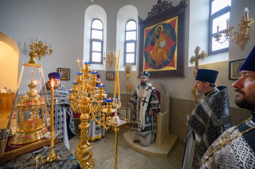 Митрополит Арсений совершил Литургию Преждеосвященных Даров в храме Казанской иконы Божией матери в Лосиноостровской