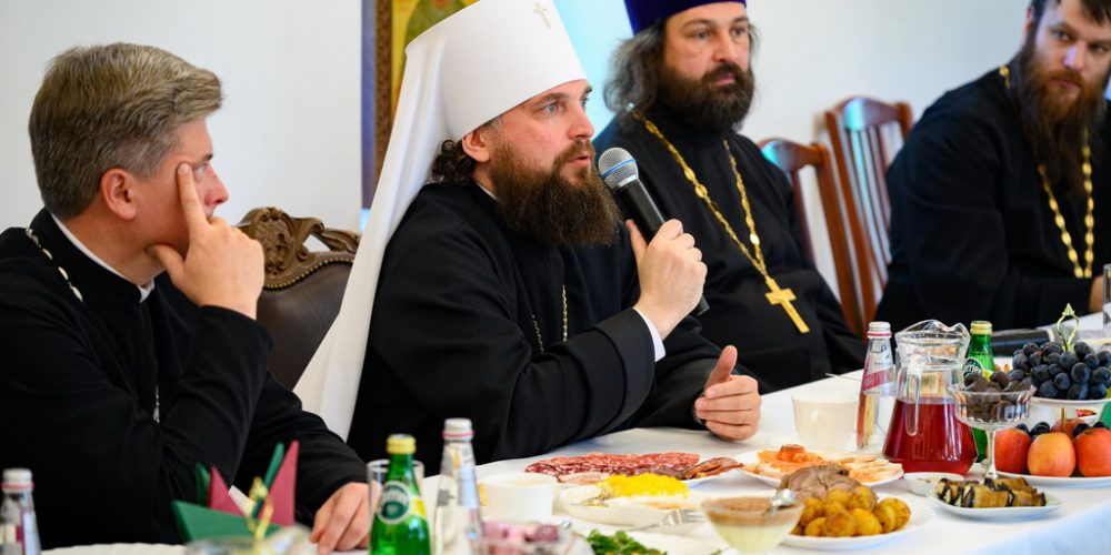 Митрополит Арсений обсудил с участниками итоги экспедиций проекта «Общее дело. Возрождение деревянных храмов Севера»