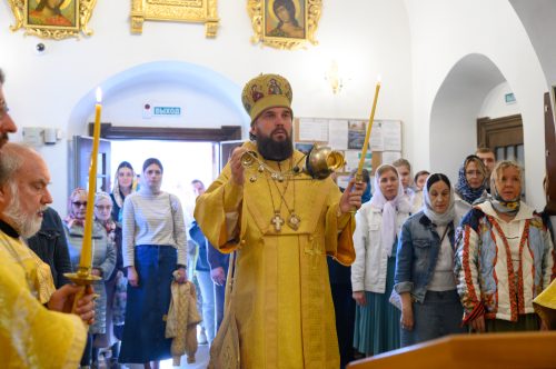 Митрополит Арсений возглавил всенощное бдение в храме Живоначальной Троицы в усадьбе Свиблово