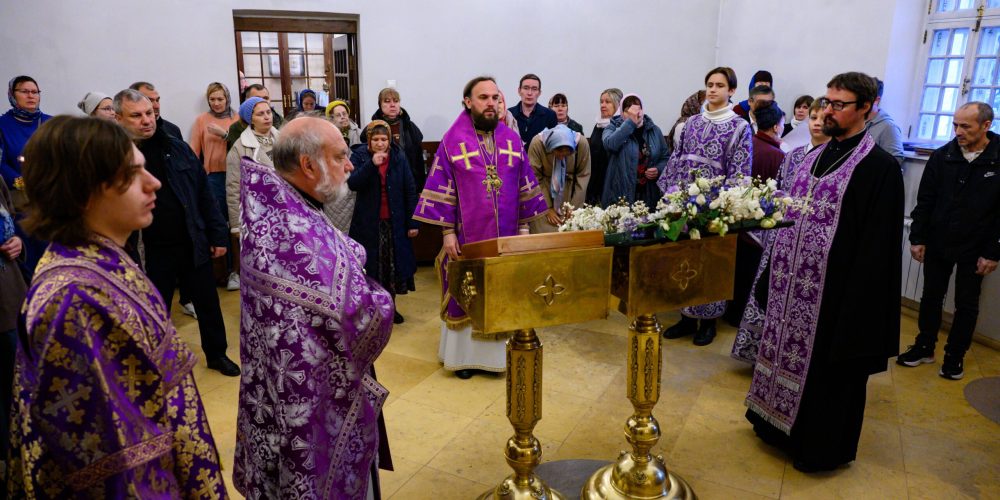 Митрополит Арсений совершил Божественную литургию в храме Живоначальной Троицы в усадьбе Свиблово