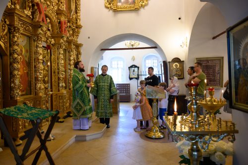 Митрополит Арсений совершил Литургию в храме Живоначальной Троицы в усадьбе Свиблово