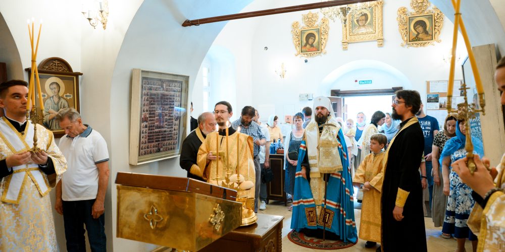 Накануне праздника святых славных и всехвальных первоверховных апостолов Петра и Павла митрополит Арсений возглавил всенощное бдение в храме Живоначальной Троицы в усадьбе Свиблово