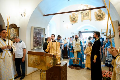 Накануне праздника святых славных и всехвальных первоверховных апостолов Петра и Павла митрополит Арсений возглавил всенощное бдение в храме Живоначальной Троицы в усадьбе Свиблово