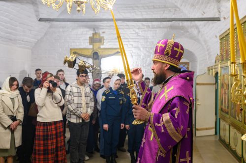 Митрополит Арсений совершил Божественную литургию при участии молодежи в нижнем приделе во имя святителя Тихона, Патриарха Московского и всея России, храма Тихвинской иконы Божией Матери в Алексеевском