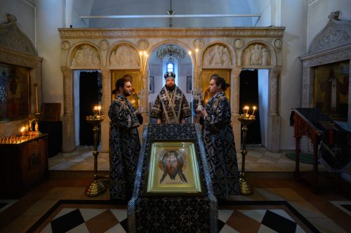 В Четверток Великого канона митрополит Арсений совершил Литургию Преждеосвященных Даров в храме священномученика Владимира, митрополита Киевского, в Свиблово