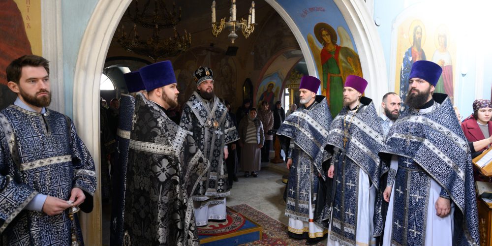 Митрополит Арсений совершил Литургию Преждеосвященных Даров в храме Положения Ризы Пресвятой Богородицы во Влахерне, что в Леонове