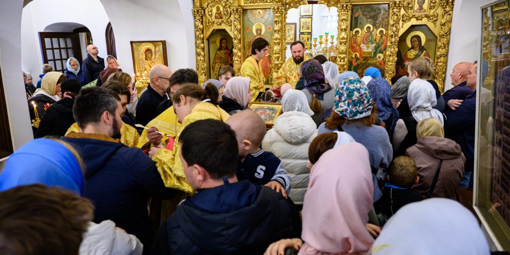 В Неделю 17-ю по Пятидесятнице митрополит Арсений совершил Божественную литургию в храме Живоначальной Троицы в усадьбе Свиблово
