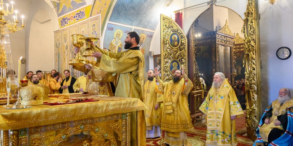 В празднование Собора Псковских святых митрополит Арсений сослужил за Литургией в Свято-Троицком кафедральном соборе Пскова