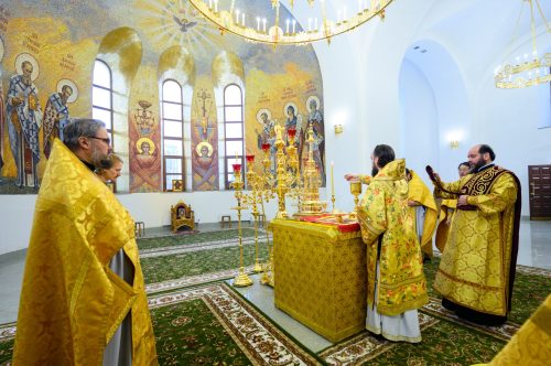 В Неделю 27-ю по Пятидесятнице митрополит Арсений совершил Божественную литургию в храме Успения Пресвятой Богородицы в Останкине