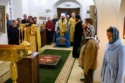 В канун Недели 18-й по Пятидесятнице митрополит Арсений возглавил всенощное бдение в храме Живоначальной Троицы в усадьбе Свиблово