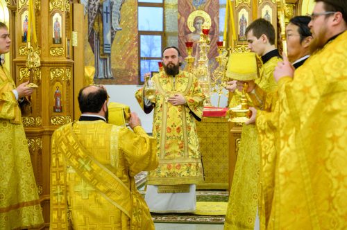 В Неделю 28-ю по Пятидесятнице митрополит Арсений совершил Божественную литургию в храме Успения Пресвятой Богородицы в Останкине