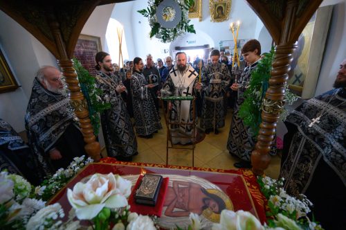 Митрополит Арсений совершил Вечерню Великого Пятка с выносом Плащаницы Спасителя в храме Живоначальной Троицы в Усадьбе Свиблово